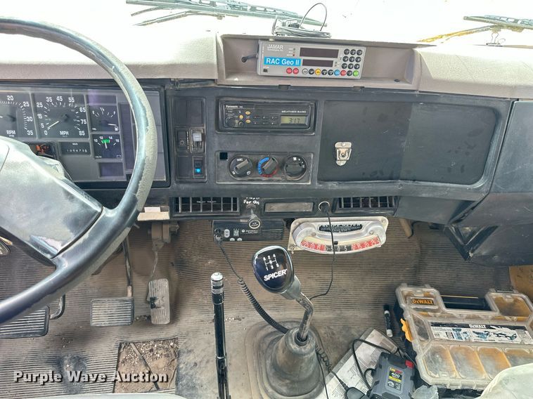 image for item LN9454 2000 International 4700  utility / service truck