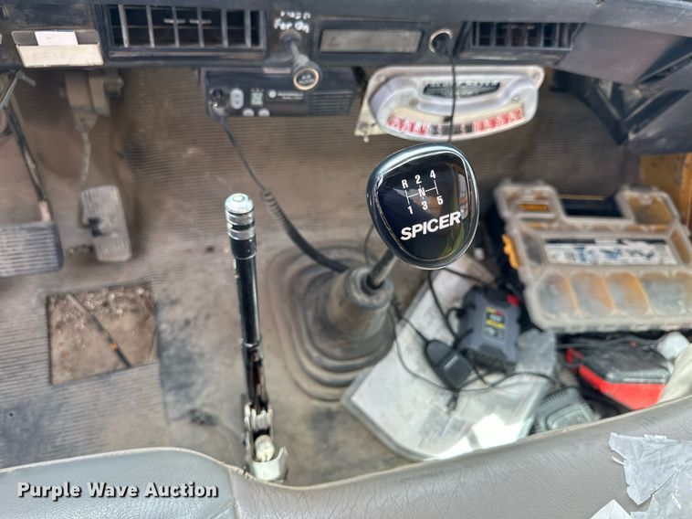 image for item LN9454 2000 International 4700  utility / service truck