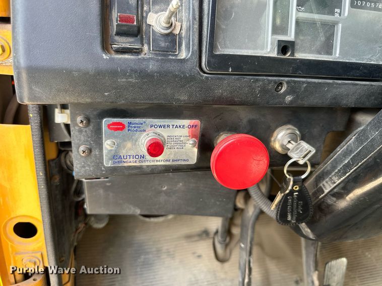 image for item LN9454 2000 International 4700  utility / service truck