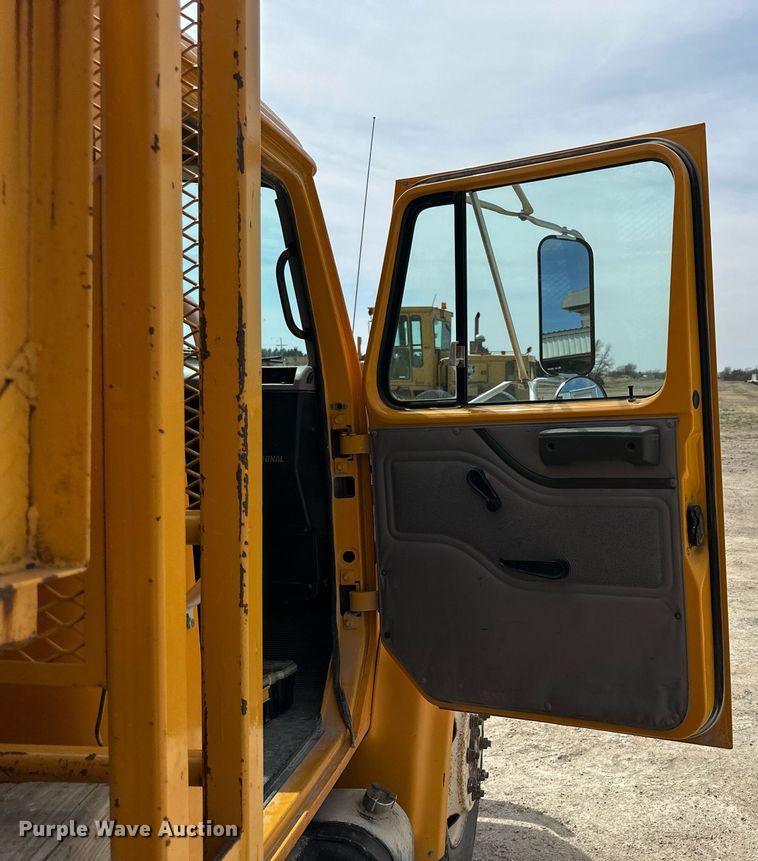 image for item LN9454 2000 International 4700  utility / service truck