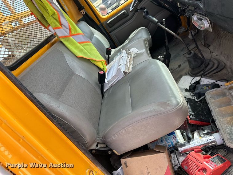 image for item LN9454 2000 International 4700  utility / service truck