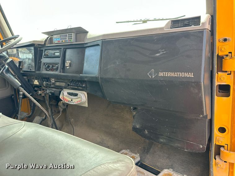 image for item LN9454 2000 International 4700  utility / service truck