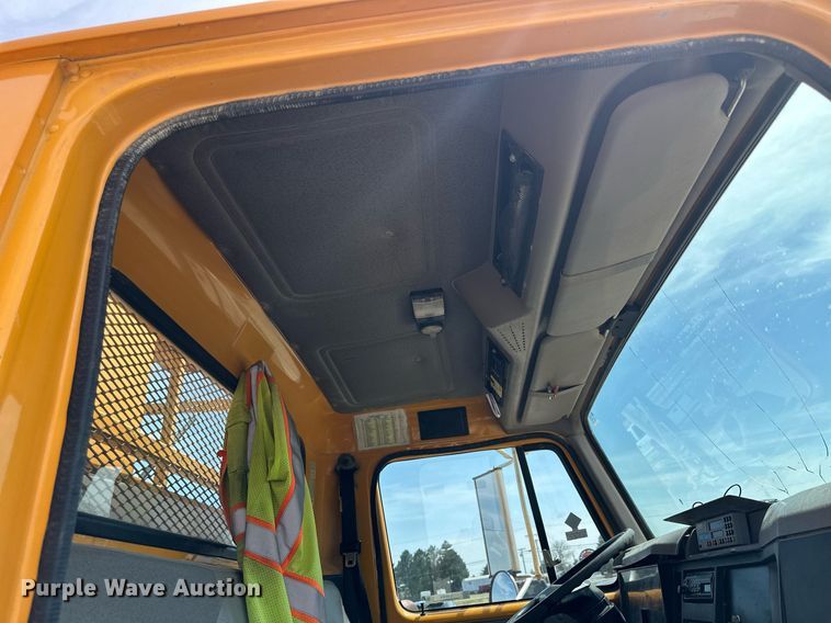 image for item LN9454 2000 International 4700  utility / service truck