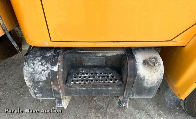 image for item LN9454 2000 International 4700  utility / service truck