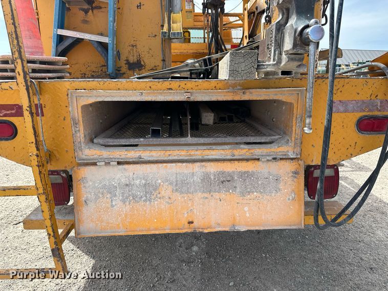 image for item LN9454 2000 International 4700  utility / service truck