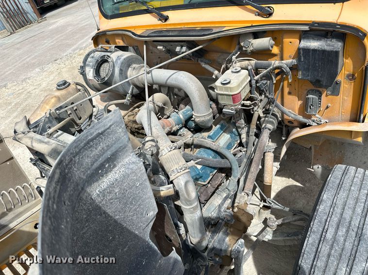 image for item LN9454 2000 International 4700  utility / service truck