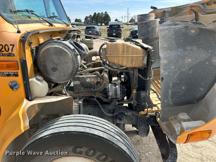 image for item LN9454 2000 International 4700  utility / service truck