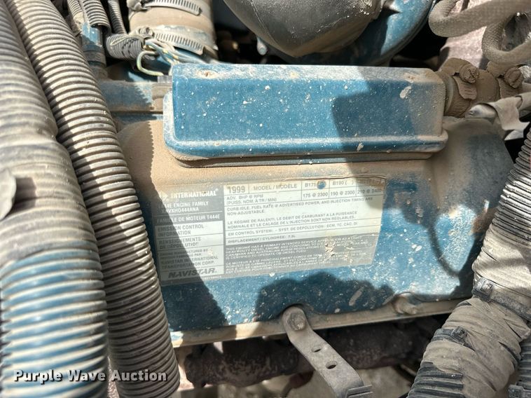 image for item LN9454 2000 International 4700  utility / service truck