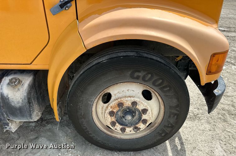 image for item LN9454 2000 International 4700  utility / service truck