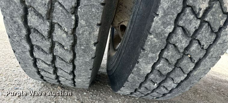 image for item LN9454 2000 International 4700  utility / service truck