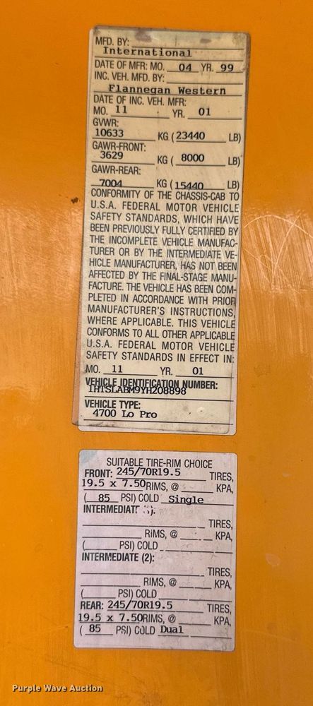 image for item LN9454 2000 International 4700  utility / service truck