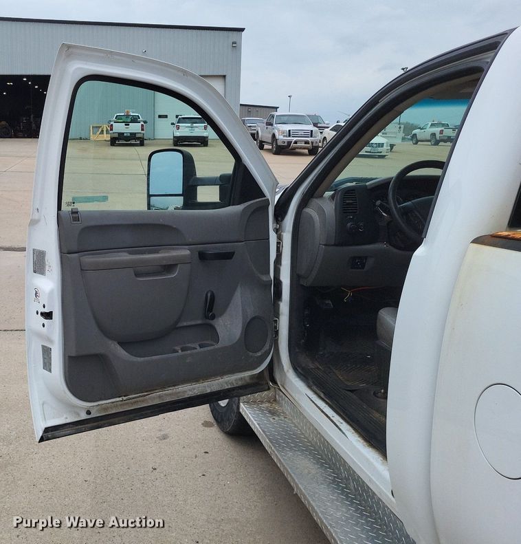 image for item LR9207 2011 Chevrolet Silverado 3500HD  pickup truck