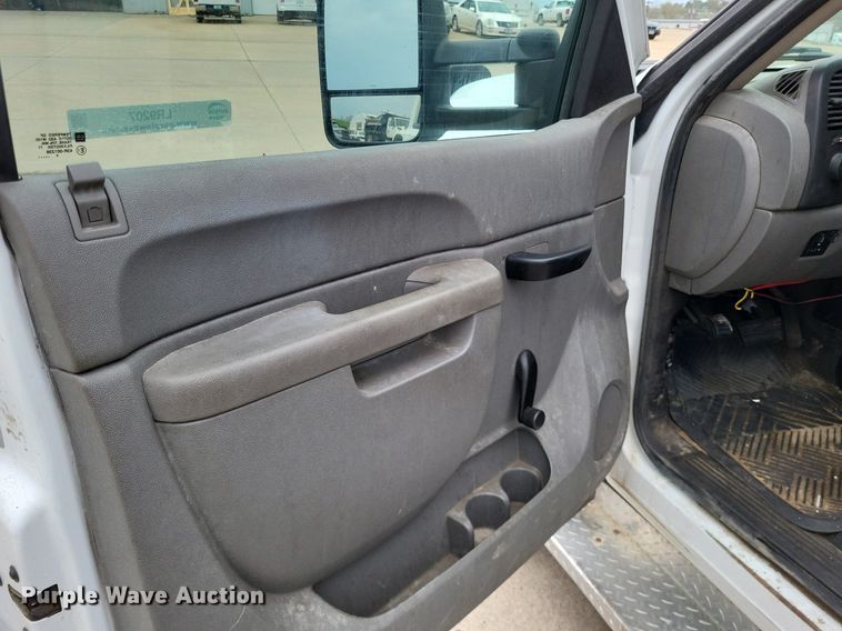 image for item LR9207 2011 Chevrolet Silverado 3500HD  pickup truck