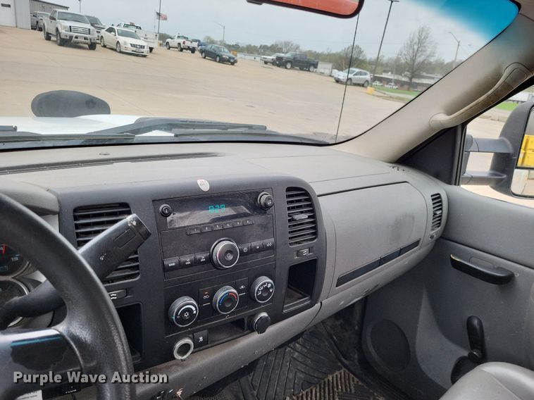 image for item LR9207 2011 Chevrolet Silverado 3500HD  pickup truck