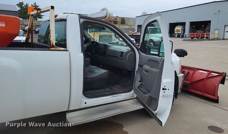 image for item LR9207 2011 Chevrolet Silverado 3500HD  pickup truck