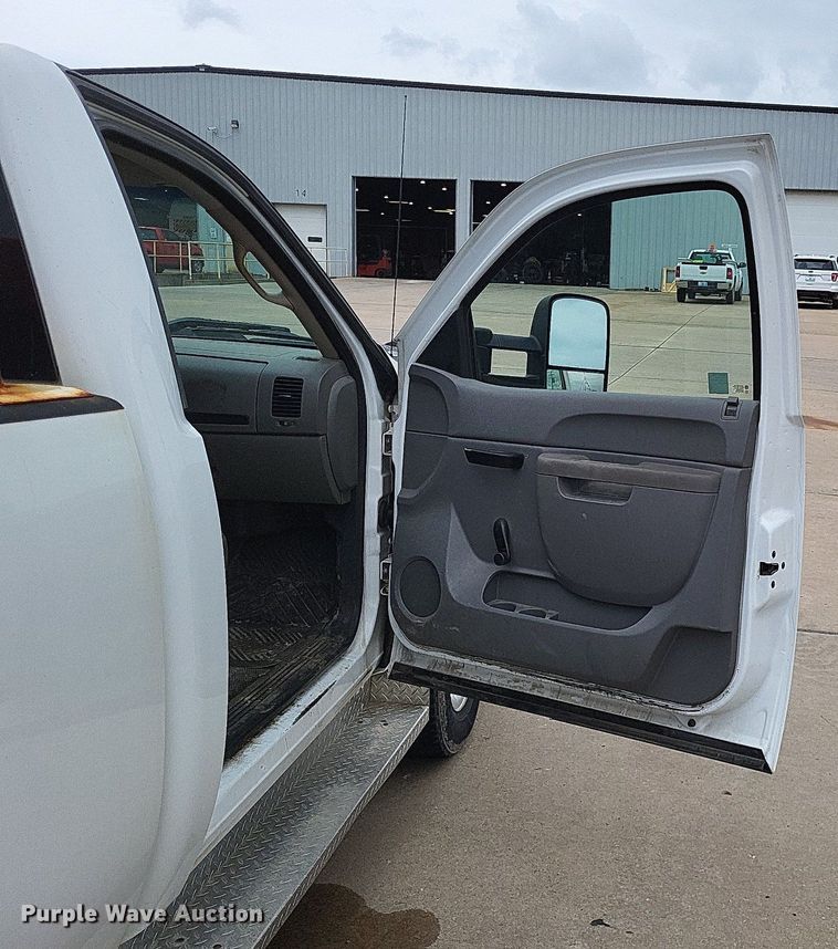 image for item LR9207 2011 Chevrolet Silverado 3500HD  pickup truck