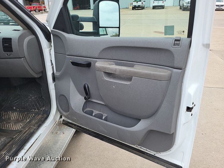 image for item LR9207 2011 Chevrolet Silverado 3500HD  pickup truck