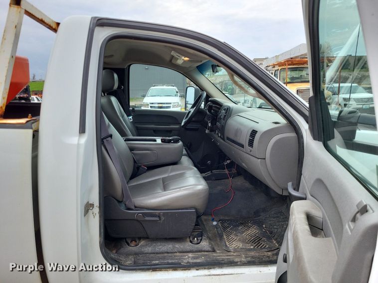 image for item LR9207 2011 Chevrolet Silverado 3500HD  pickup truck