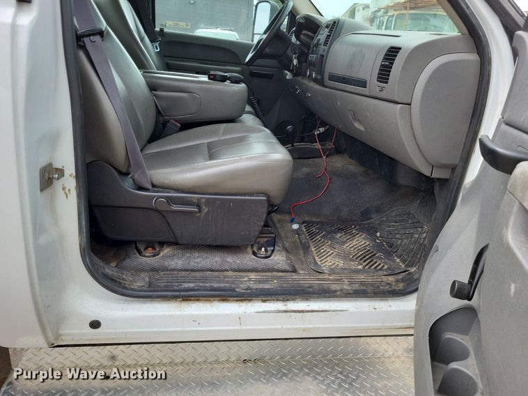 image for item LR9207 2011 Chevrolet Silverado 3500HD  pickup truck