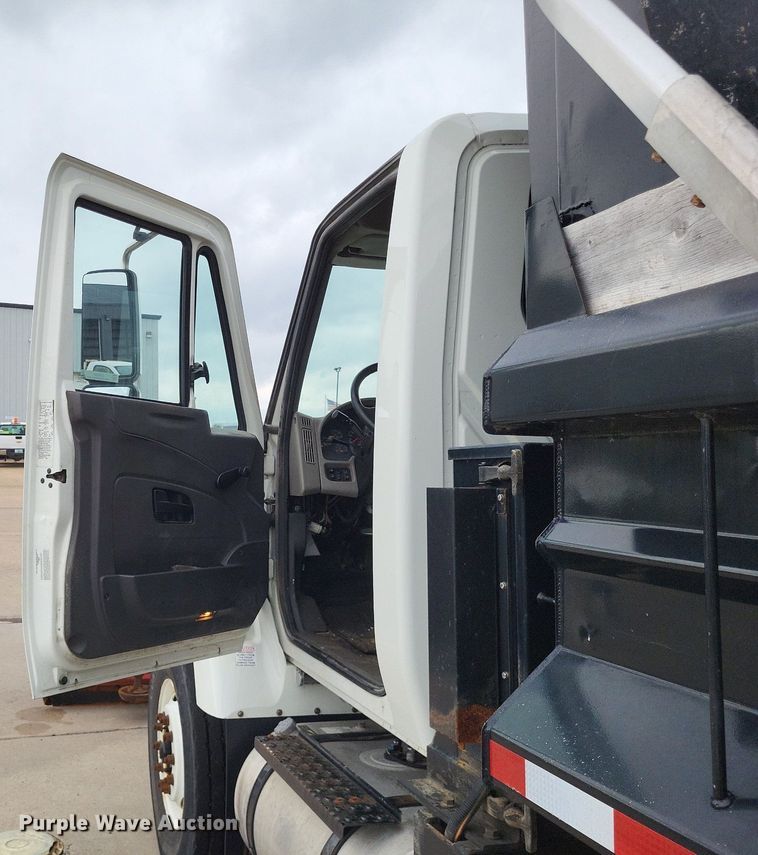 image for item LR9208 2012 International WorkStar 7300  dump truck