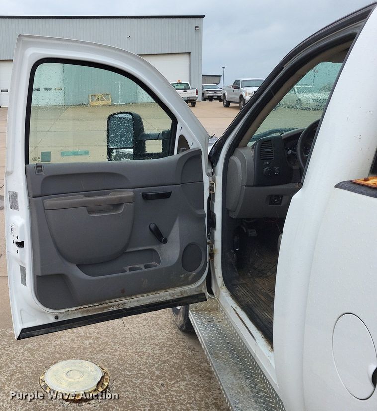 image for item LR9209 2011 Chevrolet Silverado 3500HD  pickup truck