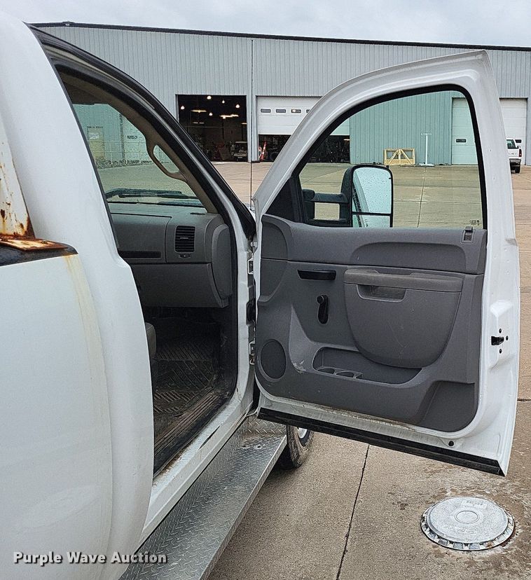 image for item LR9209 2011 Chevrolet Silverado 3500HD  pickup truck