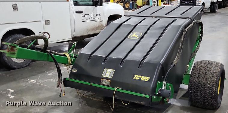 image for item LR9213 John Deere TC125  turf collector