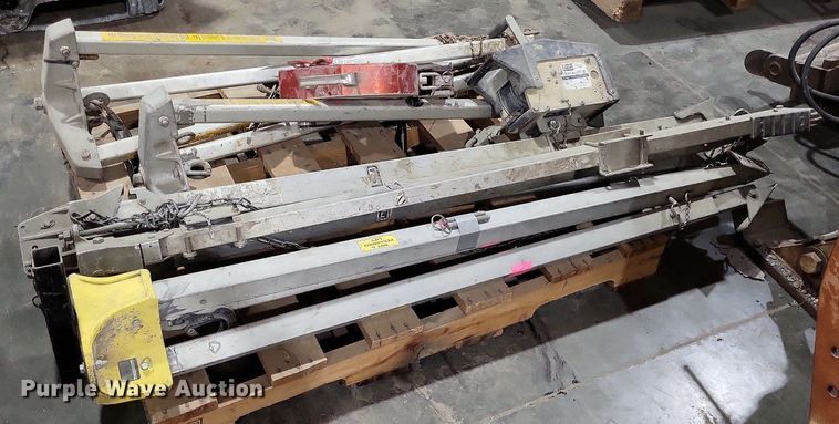 image for item LR9222 Manhole tripods