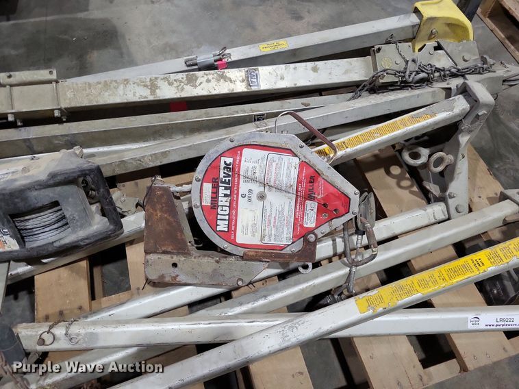 image for item LR9222 Manhole tripods