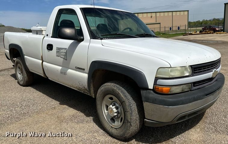 image for item LR9649 2002 Chevrolet Silverado 2500  pickup truck