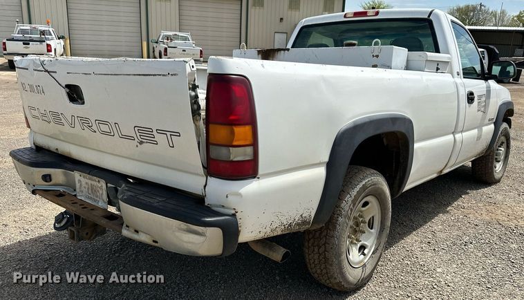 image for item LR9649 2002 Chevrolet Silverado 2500  pickup truck