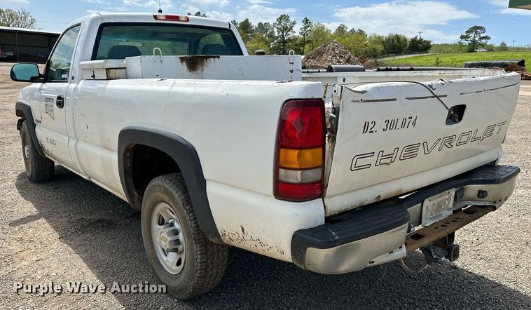image for item LR9649 2002 Chevrolet Silverado 2500  pickup truck