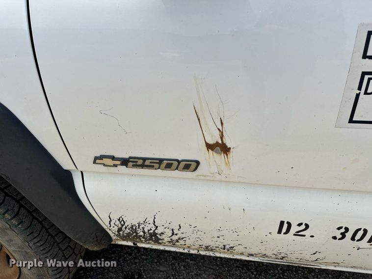 image for item LR9649 2002 Chevrolet Silverado 2500  pickup truck