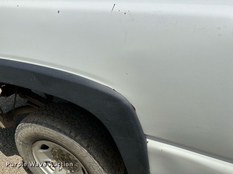 image for item LR9649 2002 Chevrolet Silverado 2500  pickup truck