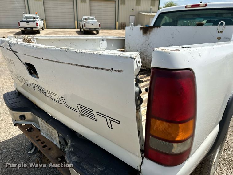 image for item LR9649 2002 Chevrolet Silverado 2500  pickup truck