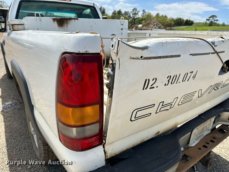 image for item LR9649 2002 Chevrolet Silverado 2500  pickup truck