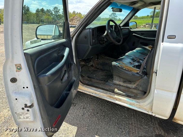 image for item LR9649 2002 Chevrolet Silverado 2500  pickup truck