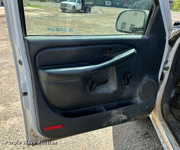 image for item LR9649 2002 Chevrolet Silverado 2500  pickup truck