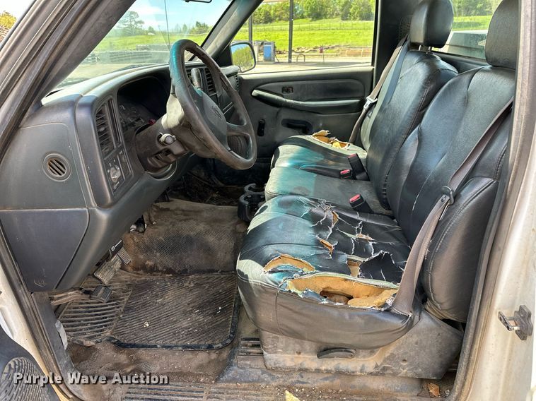 image for item LR9649 2002 Chevrolet Silverado 2500  pickup truck