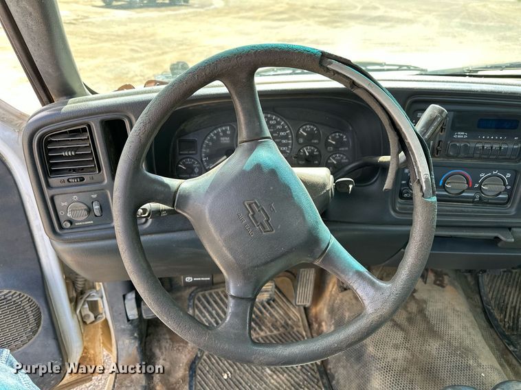 image for item LR9649 2002 Chevrolet Silverado 2500  pickup truck