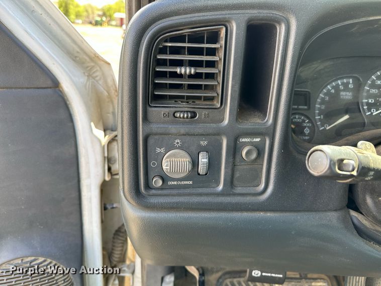 image for item LR9649 2002 Chevrolet Silverado 2500  pickup truck