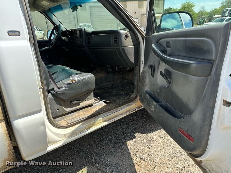 image for item LR9649 2002 Chevrolet Silverado 2500  pickup truck