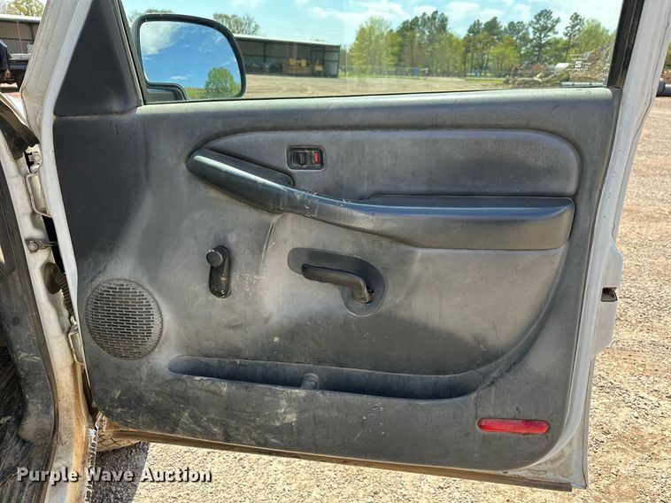 image for item LR9649 2002 Chevrolet Silverado 2500  pickup truck