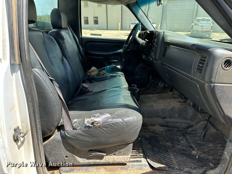 image for item LR9649 2002 Chevrolet Silverado 2500  pickup truck