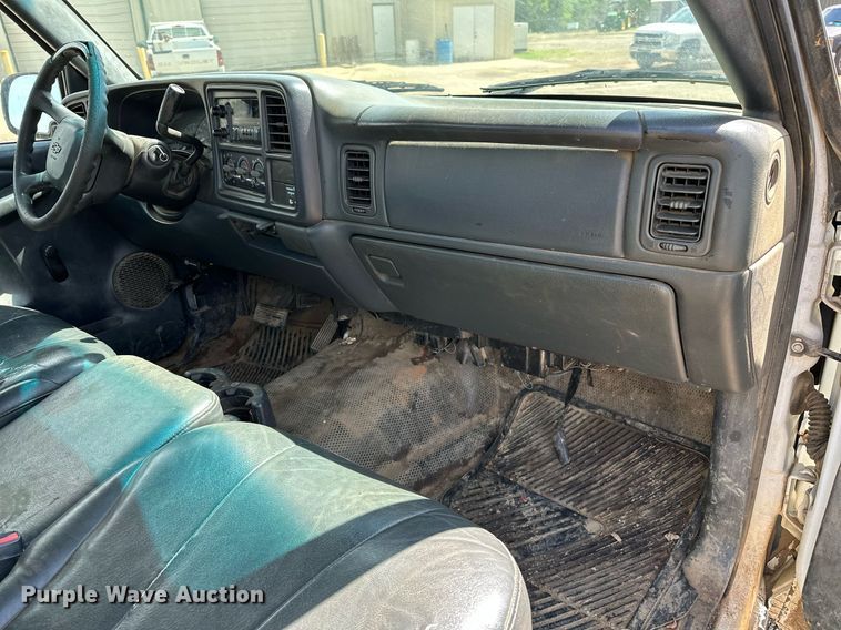 image for item LR9649 2002 Chevrolet Silverado 2500  pickup truck