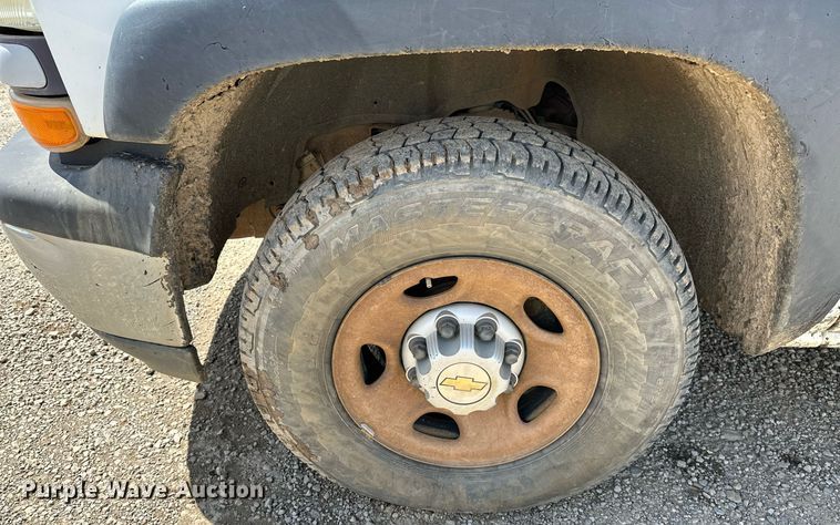 image for item LR9649 2002 Chevrolet Silverado 2500  pickup truck