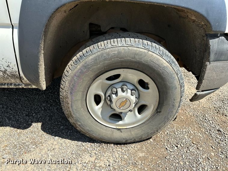 image for item LR9649 2002 Chevrolet Silverado 2500  pickup truck