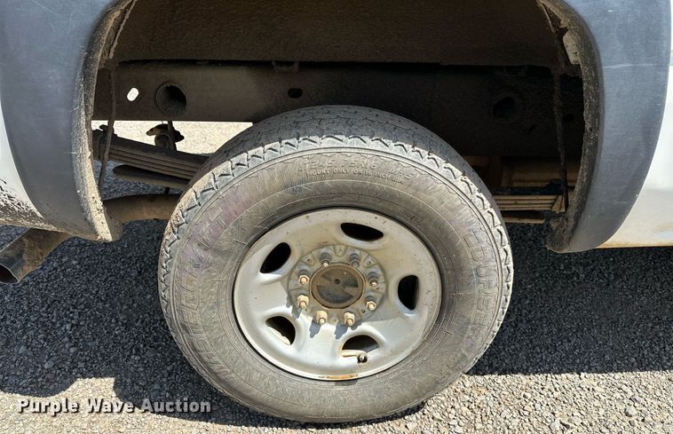 image for item LR9649 2002 Chevrolet Silverado 2500  pickup truck