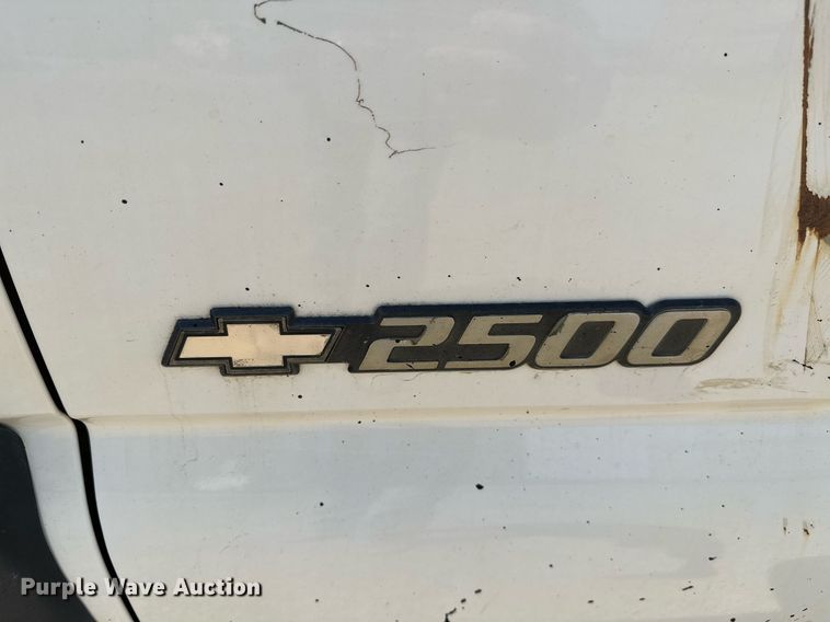 image for item LR9649 2002 Chevrolet Silverado 2500  pickup truck