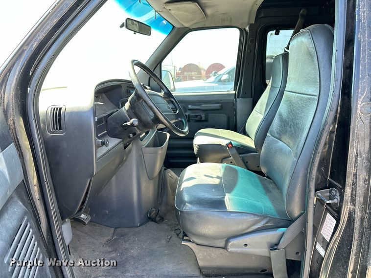 image for item LR9679 1995 Ford Club Wagon  van